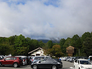 遠征二日目は雲に覆われた山頂