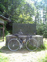 この日は頂上の石碑に自転車を立てかけて写真を撮る余裕も。。。