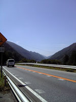 国道19号。車が多いので、歩道を走ります〜