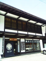 漆器のお店が沢山並んでいます
