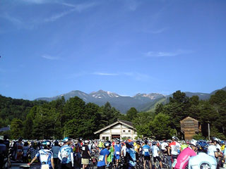 昨年同様、晴天のレース当日。遠くの乗鞍岳がくっきり見えます〜