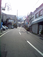 まだ朝早い温泉街