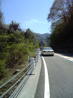 車やバイクが多いので、緊張して上ります