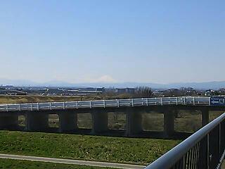 澄んだ空に白い富士山