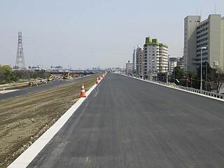 扇大橋〜西新井橋右岸の土手上が開通